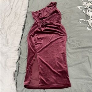 Chic One-Shoulder Velvet Dress in Burgundy